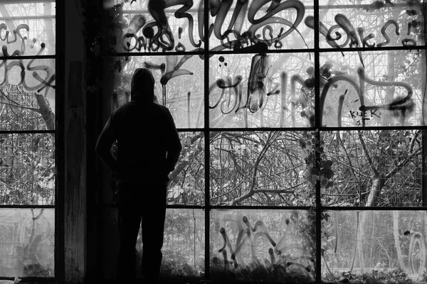 Homme mur de verre fenêtres cassées — Photo