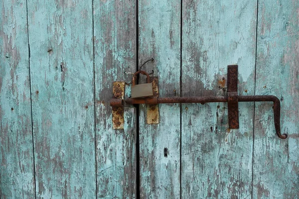 Trava deslizante de parafuso de porta enferrujada no portão de madeira — Fotografia de Stock