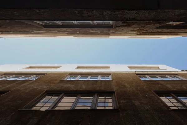 Cielo blu tra vecchi edifici — Foto Stock