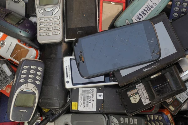 Teléfonos celulares viejos teléfonos inteligentes rotos — Foto de Stock