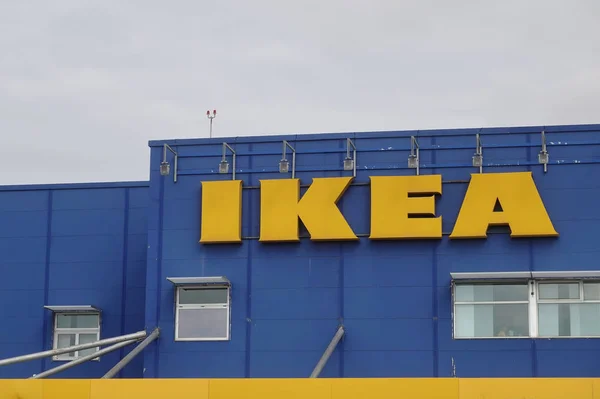 Ikea λογότυπο στο εξωτερικό κτίριο κατάστημα — Φωτογραφία Αρχείου
