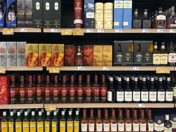 Bouteilles de whisky et de bourbon au magasin d'alcool — Photo
