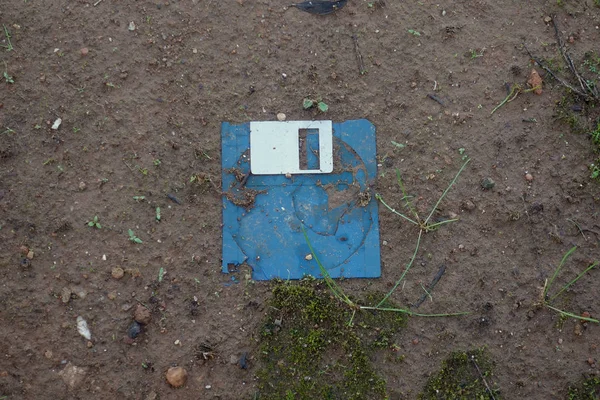 Broken floppy disk on muddy ground — ストック写真