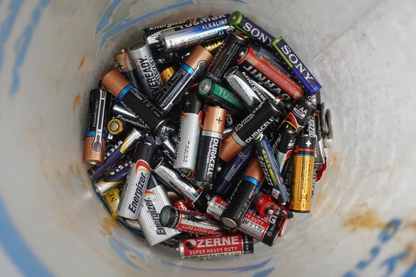 Baterias usadas recipiente de reciclagem — Fotografia de Stock