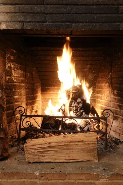 Огонь горит в старом камине с обугленным кирпичом — стоковое фото
