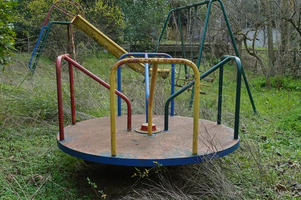 Spielplatz in zugewachsenem Garten — Stockfoto