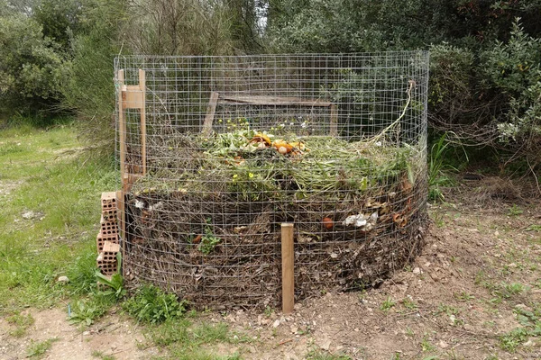 Pila Compost Con Ramas Hojas Sobras Alimentos Otros Residuos Orgánicos —  Fotos de Stock