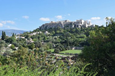 Atina, Yunanistan - 14 Ekim 2015: Antik agora arkeolojik sahasında görüldüğü üzere Partenon Akropolis kayası ve tapınağı.