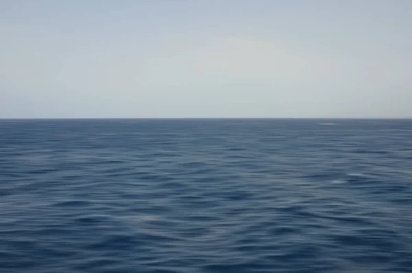 Tiefe Meereswellen Und Blauer Himmel Abstrakte Bewegung Verschwimmt Hintergrund — Stockfoto