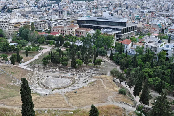 アテネ ギリシャ 2014年5月6日 アクロポリスからアテネ市内の景色をダウンタウン ディオニュソスの劇場遺跡や博物館の建物 — ストック写真