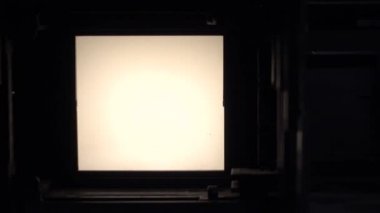 Metin başlığı diziniz ya da fotoğraflarınız için fotokopi alanı olan boş çerçeveleri fotoğrafla slayt yapar. Klasik film slayt yansıtıcısı.