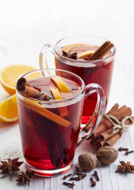 Bardak sıcak mulled şarap