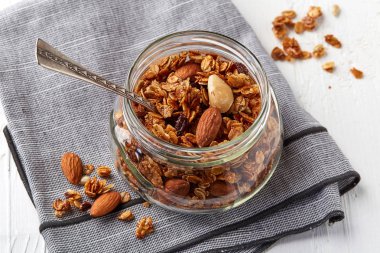 Tohumlar ve fındık ile ev yapımı granola