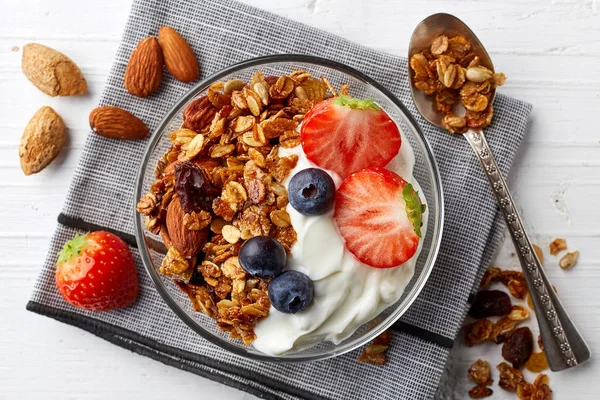 Homemade granola with yogurt and berries — Stock Photo, Image