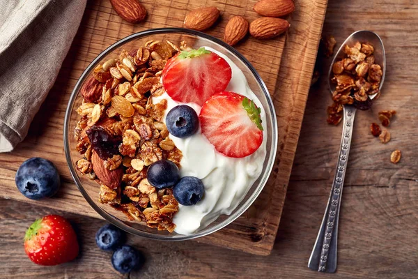 Homemade granola with yogurt and fresh berries — Stock Photo, Image