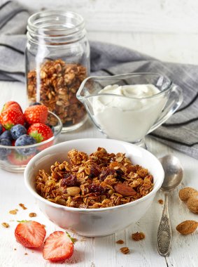 Ev yapımı fındık ve kuru üzümlü granola.