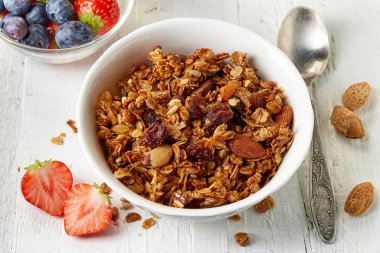 Ev yapımı fındık ve kuru üzümlü granola.
