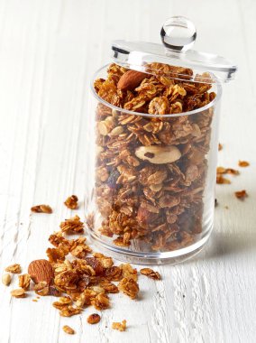 Ev yapımı fındık ve kuru üzümlü granola.