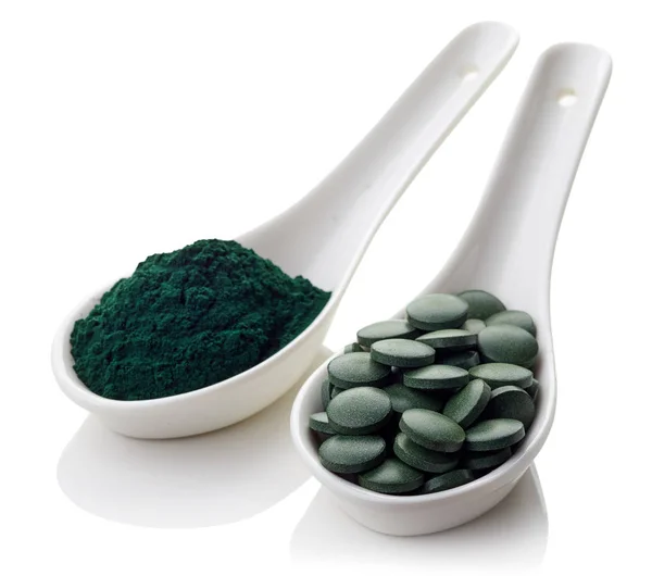 Proszek algi Spirulina i tabletki — Zdjęcie stockowe