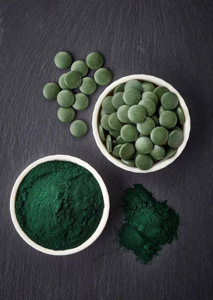 Miski z alg spirulina w proszku i tabletki — Zdjęcie stockowe