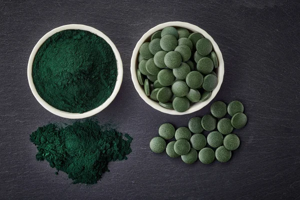 Cuencos de espirulina algas en polvo y tabletas — Foto de Stock