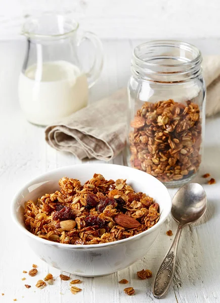 Granola maison aux noix et raisins secs — Photo