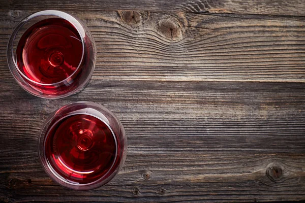 Dois copos de vinho tinto — Fotografia de Stock