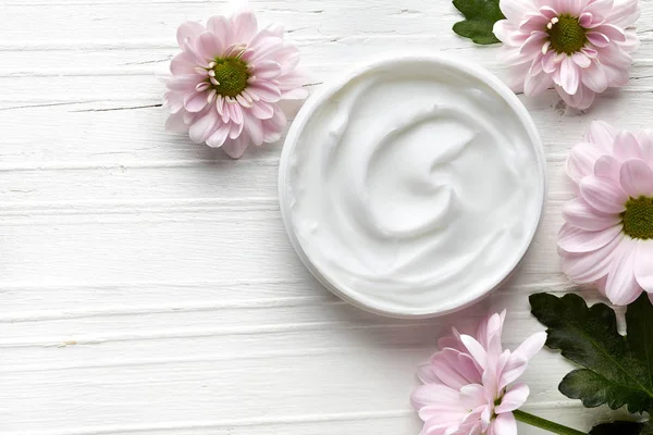 Witte cosmetische crème — Stockfoto