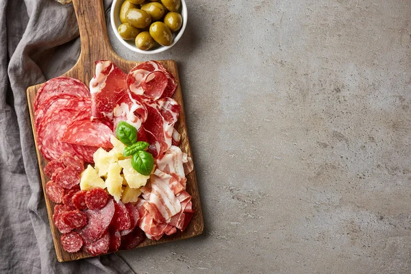 Carne affumicata fredda, formaggio e olive — Foto Stock