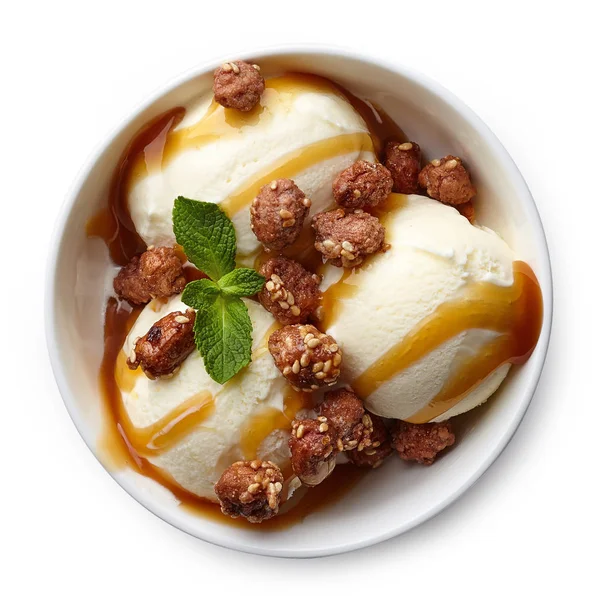 Cuenco de helado de vainilla, salsa de caramelo y nueces — Foto de Stock