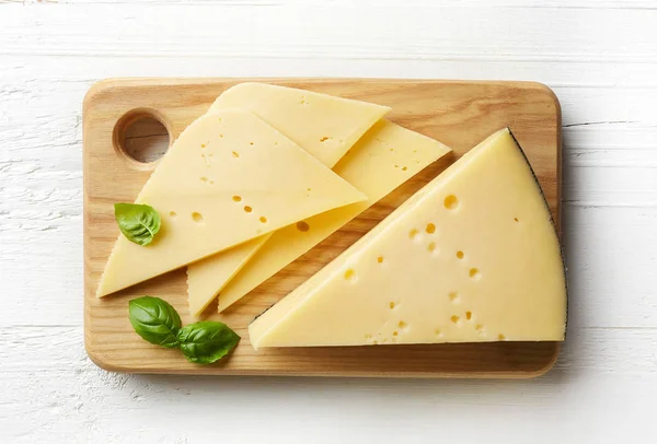 Pedaços e fatias de queijo — Fotografia de Stock