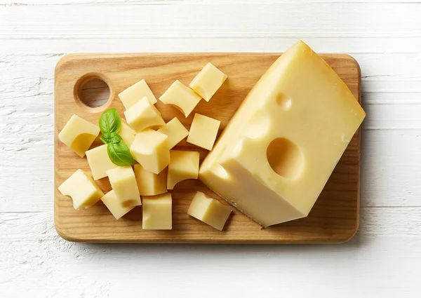 Pedaços e cubos de queijo suíço — Fotografia de Stock