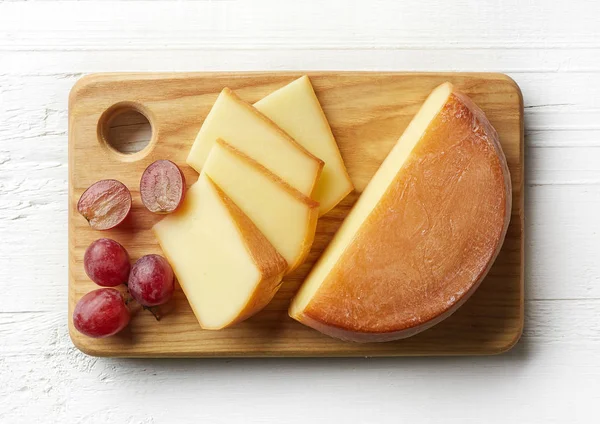 Bir parça peynir ve dilimler — Stok fotoğraf