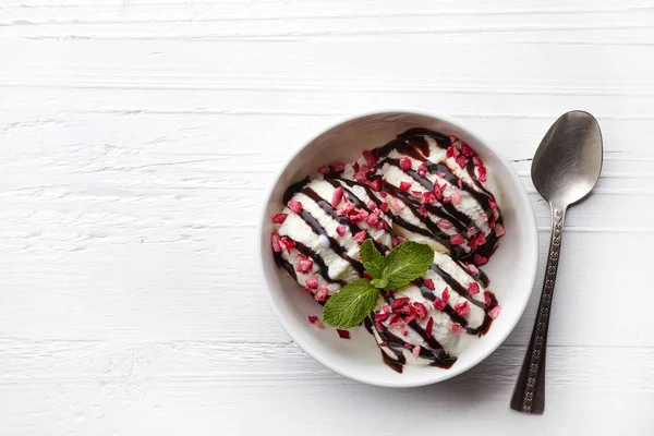 Cuenco de helado de vainilla con salsa de chocolate — Foto de Stock