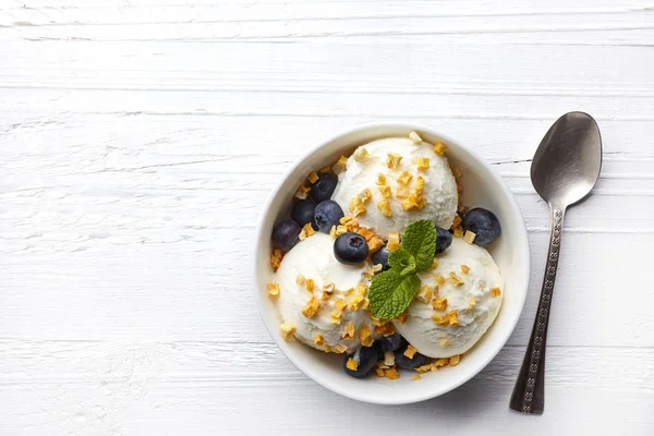 Ciotola di gelato alla vaniglia con mango e mirtilli — Foto Stock