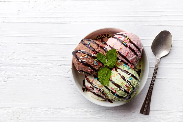 Cuenco de varias bolas de helado de colores — Foto de Stock