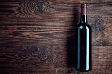 Bir şişe kırmızı şarap.