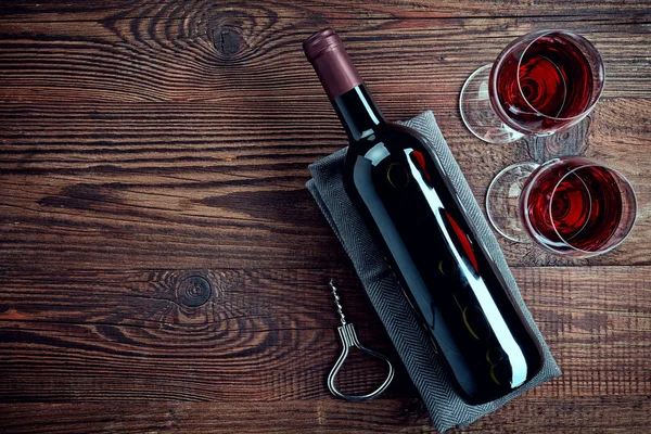 Láhev a dvě sklenice červeného vína — Stock fotografie