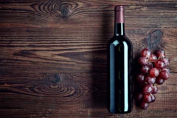 Bottiglia di vino rosso e uva — Foto Stock