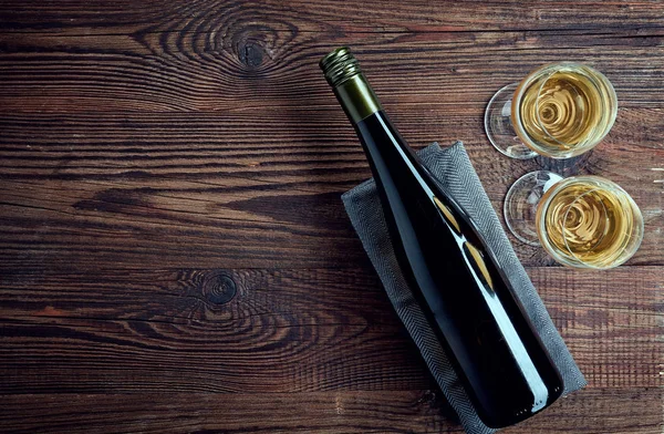 Şişe ve iki bardak beyaz şarap — Stok fotoğraf