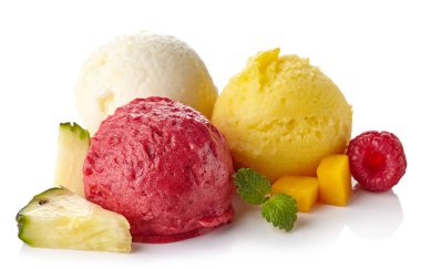 Ananas, ahududu ve mango şerbeti