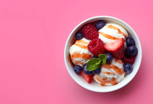 Tazón de helado de vainilla con cervezas frescas — Foto de Stock