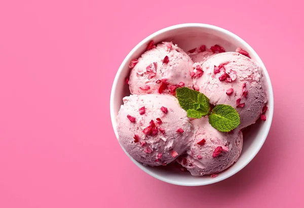 딸기 아이스크림의 사 발 — 스톡 사진