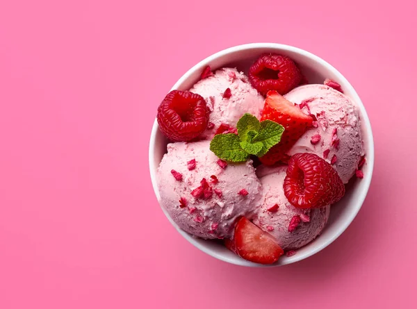 Cuenco de helado de fresa — Foto de Stock