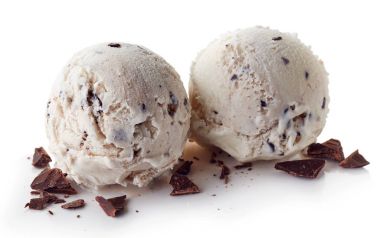 İki İtalyan Stracciatella dondurma topları