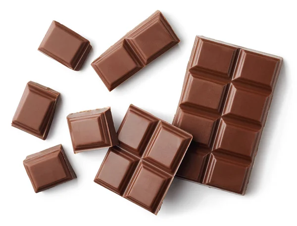Beyaz arkaplanda izole edilmiş sütlü çikolata parçaları — Stok fotoğraf