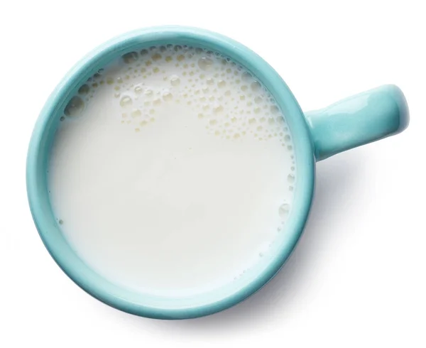Синяя чашка свежего молока — стоковое фото