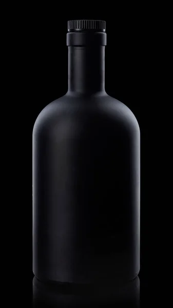 Bouteille de whisky noir sur fond sombre — Photo