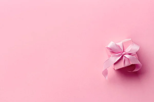 Caja de regalo rosa — Foto de Stock