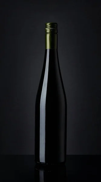 Fles witte wijn op zwarte achtergrond — Stockfoto
